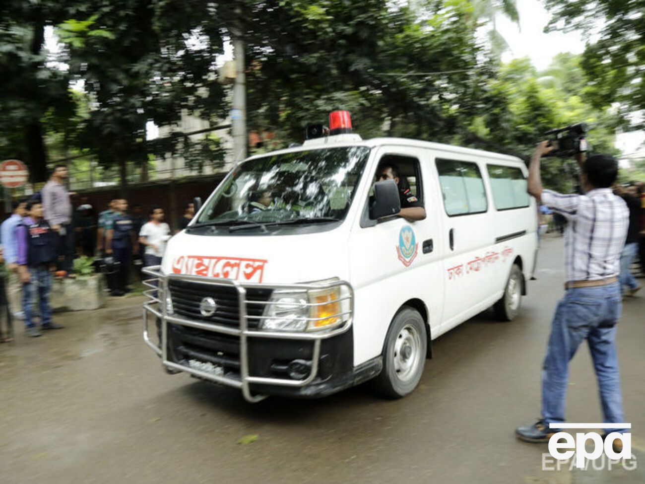 Пострадавших эвакуируют из захваченного ресторана