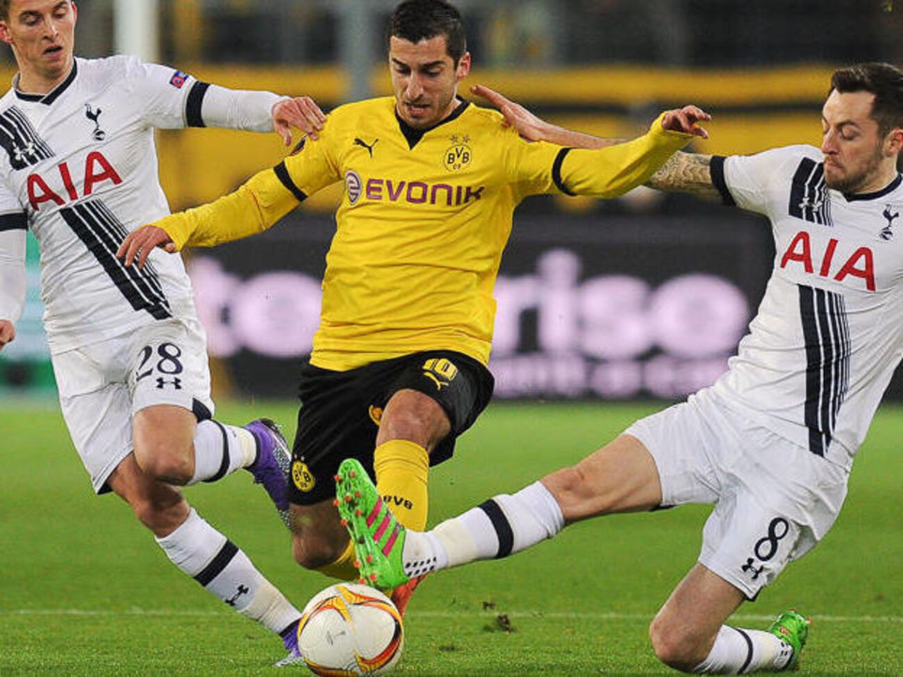 В прошлом сезоне Генрих Мхитарян (в центре) забил 23 гола и отдал 32 голевые передачи в 52 встречах за "Боруссию"