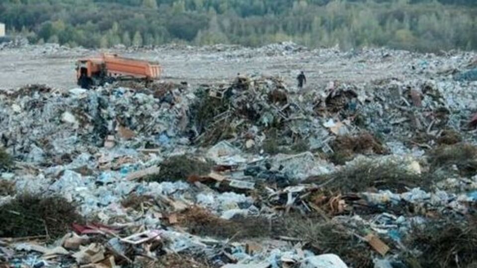 Грузовики со львовским мусором не пропускают на свалку