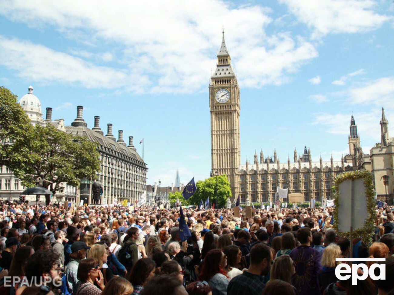 На улицы Лондона вышли десятки тысяч людей