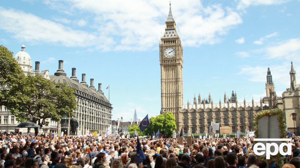 На улицы Лондона вышли десятки тысяч людей