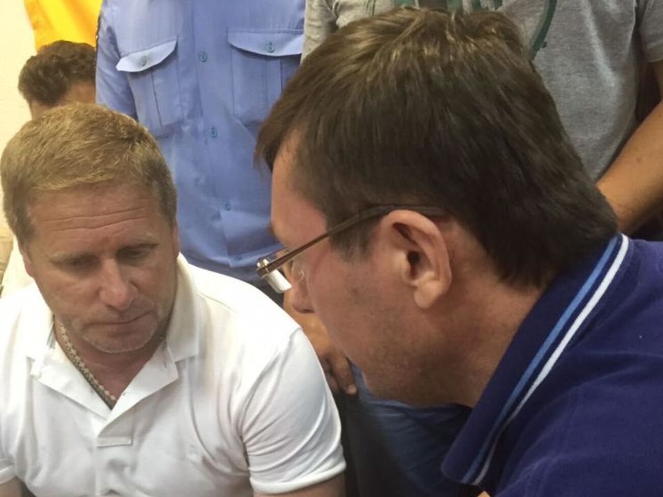 Валентин Лыхолит (слева) и генпрокурор Юрий Луценко в Печерском суде