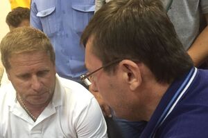 Валентин Лыхолит (слева) и генпрокурор Юрий Луценко в Печерском суде