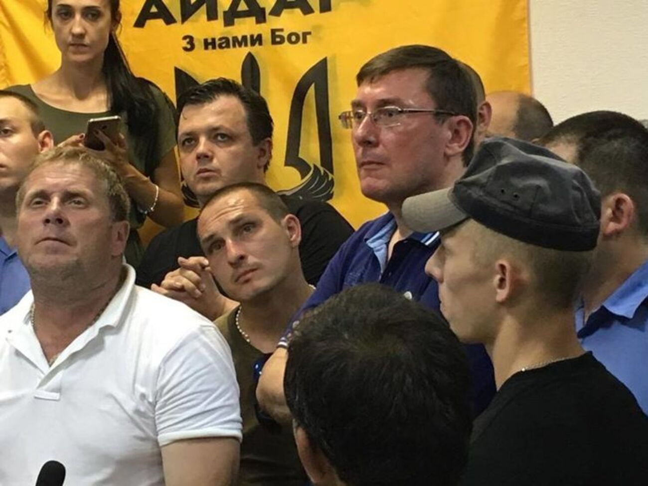 Лыхолита (крайний слева) отпустили на поруки