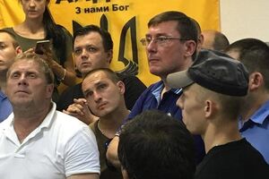 Лыхолита (крайний слева) отпустили на поруки