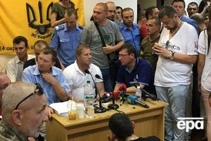 Нардеп Мосийчук (стоит возле стола справа) заявил, что после суда по делу Лыхолита на него совершили покушение