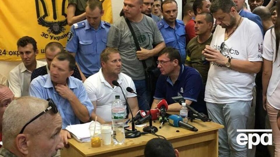 Нардеп Мосийчук (стоит возле стола справа) заявил, что после суда по делу Лыхолита на него совершили покушение