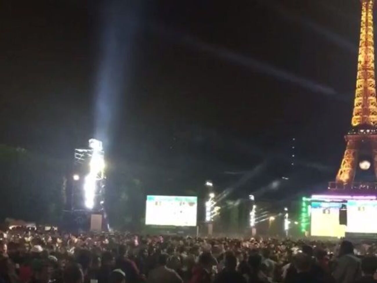 Услышав взрыв, болельщики бросились бежать