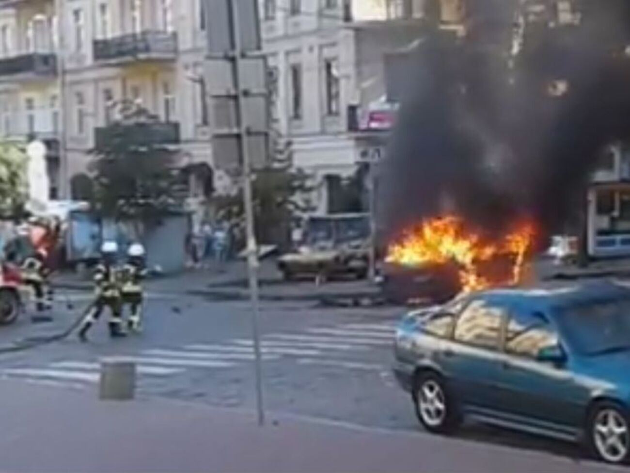 Пожарные прибыли на место взрыва