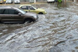 В Днепре ливневки не смогли справиться с потоками воды после дождя