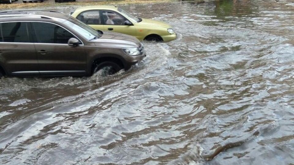 В Днепре ливневки не смогли справиться с потоками воды после дождя