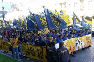 Активисты традиционно скандируют лозунги "Слава Украине! Героям слава!", "Слава нации! Смерть врагам!"