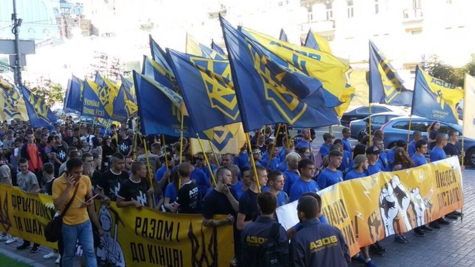 Активисты традиционно скандируют лозунги "Слава Украине! Героям слава!", "Слава нации! Смерть врагам!"