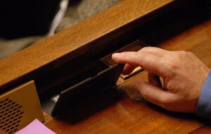 Нижняя палата парламента Франции поддержала продление режима ЧП