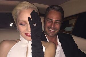 Леди Гага: Мы сделали перерыв в отношениях. Надеемся совмещать работу в разных городах с нашими отношениями, чтобы продолжить ту простую любовь, которая всегда была между нами