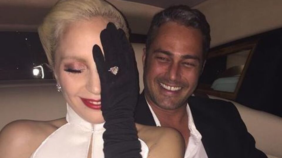 Леди Гага: Мы сделали перерыв в отношениях. Надеемся совмещать работу в разных городах с нашими отношениями, чтобы продолжить ту простую любовь, которая всегда была между нами