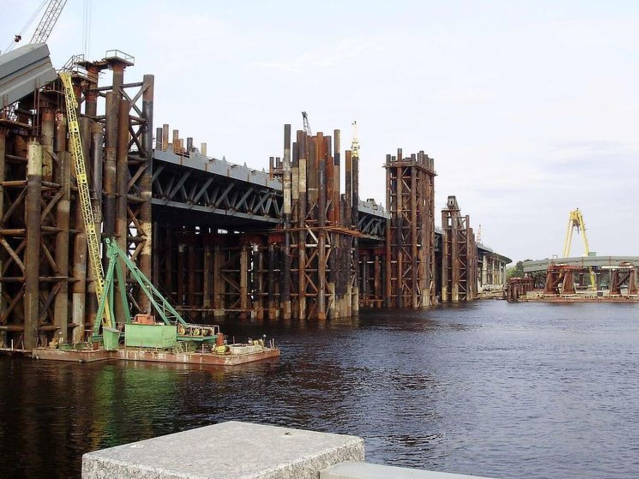 По информации врачей, за последние два года с недостроенного моста спрыгнули 10 человек