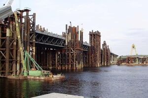 По информации врачей, за последние два года с недостроенного моста спрыгнули 10 человек