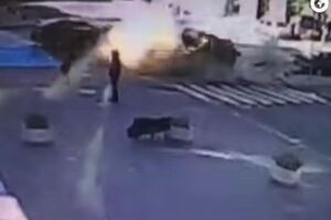 Автомобиль взорвался после того, как пропустил пешеходов