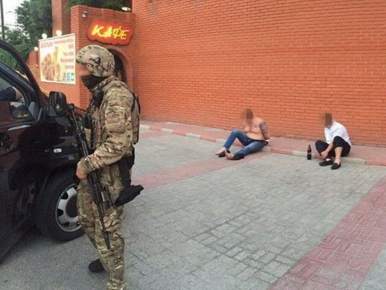 Во время обыска у подозреваемых изъяли две гранаты, более 50 патронов, огнестрельное и холодное оружие