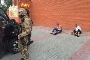 Во время обыска у подозреваемых изъяли две гранаты, более 50 патронов, огнестрельное и холодное оружие