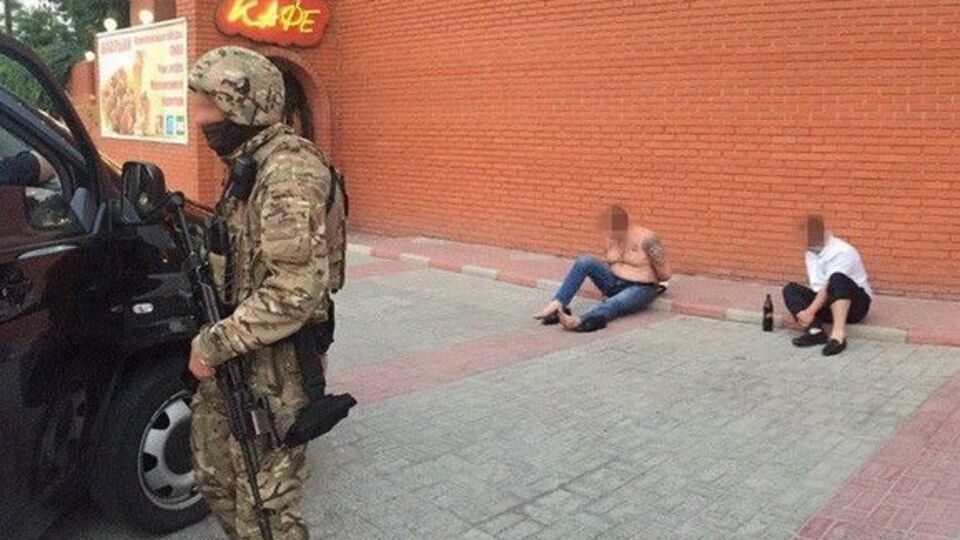 Во время обыска у подозреваемых изъяли две гранаты, более 50 патронов, огнестрельное и холодное оружие