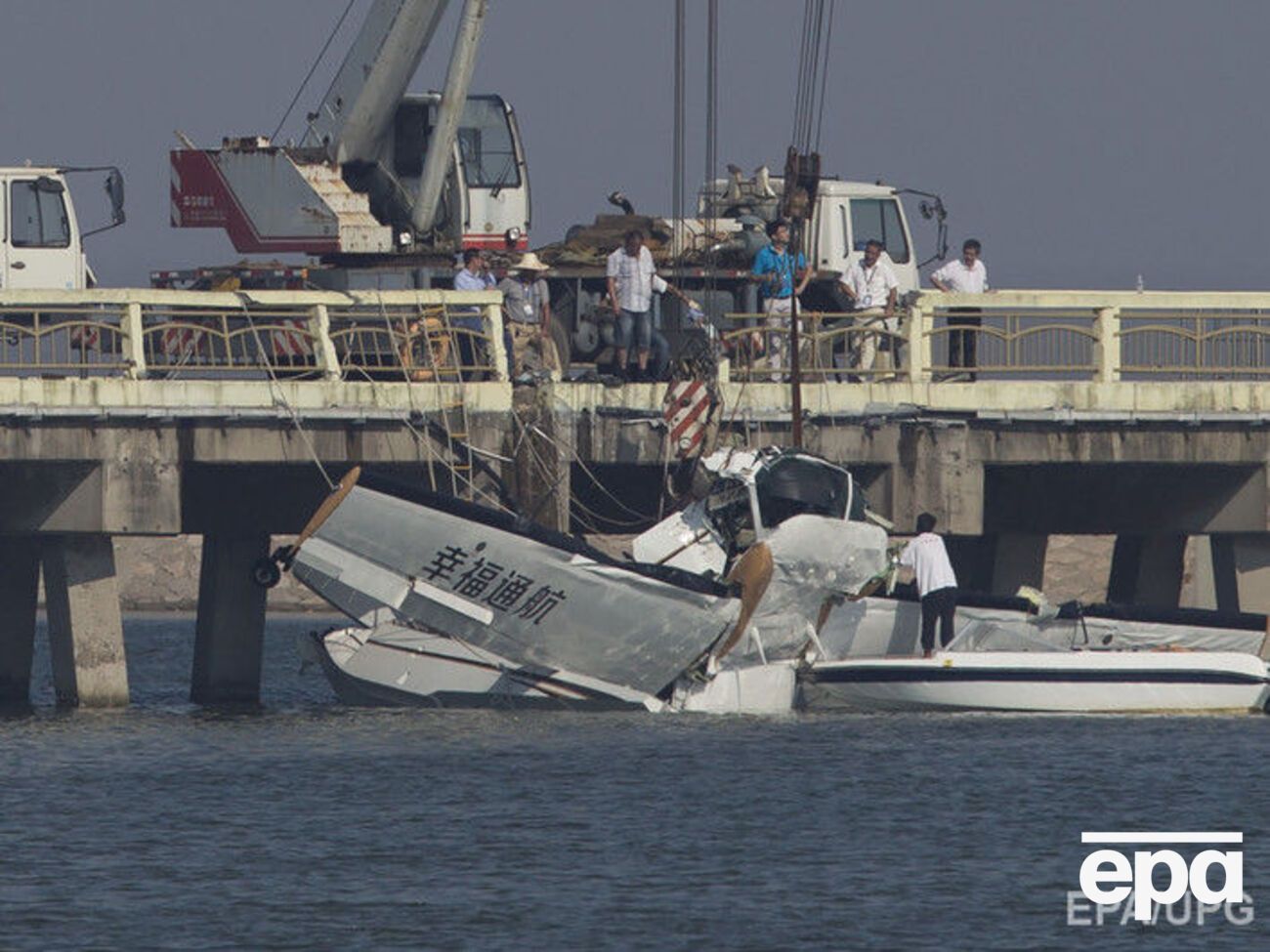 Обломки самолета достают из воды