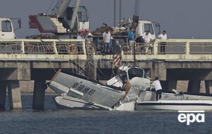 Обломки самолета достают из воды