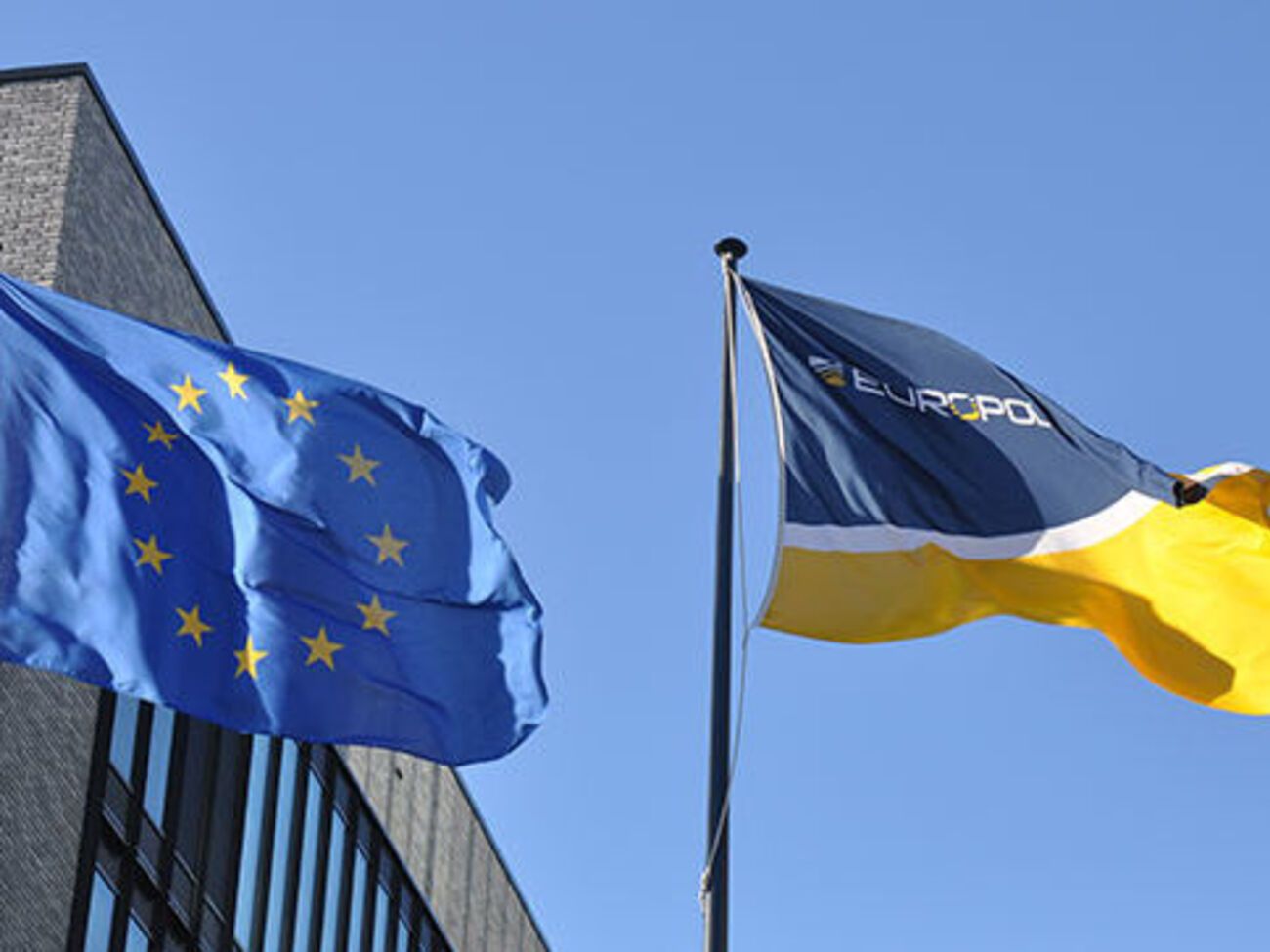 В докладе Европола говорится, что за 2015 год задержаны 1077 человек, подозреваемых в терроризме