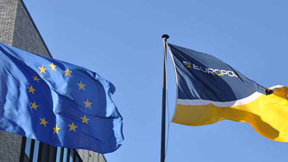 В докладе Европола говорится, что за 2015 год задержаны 1077 человек, подозреваемых в терроризме