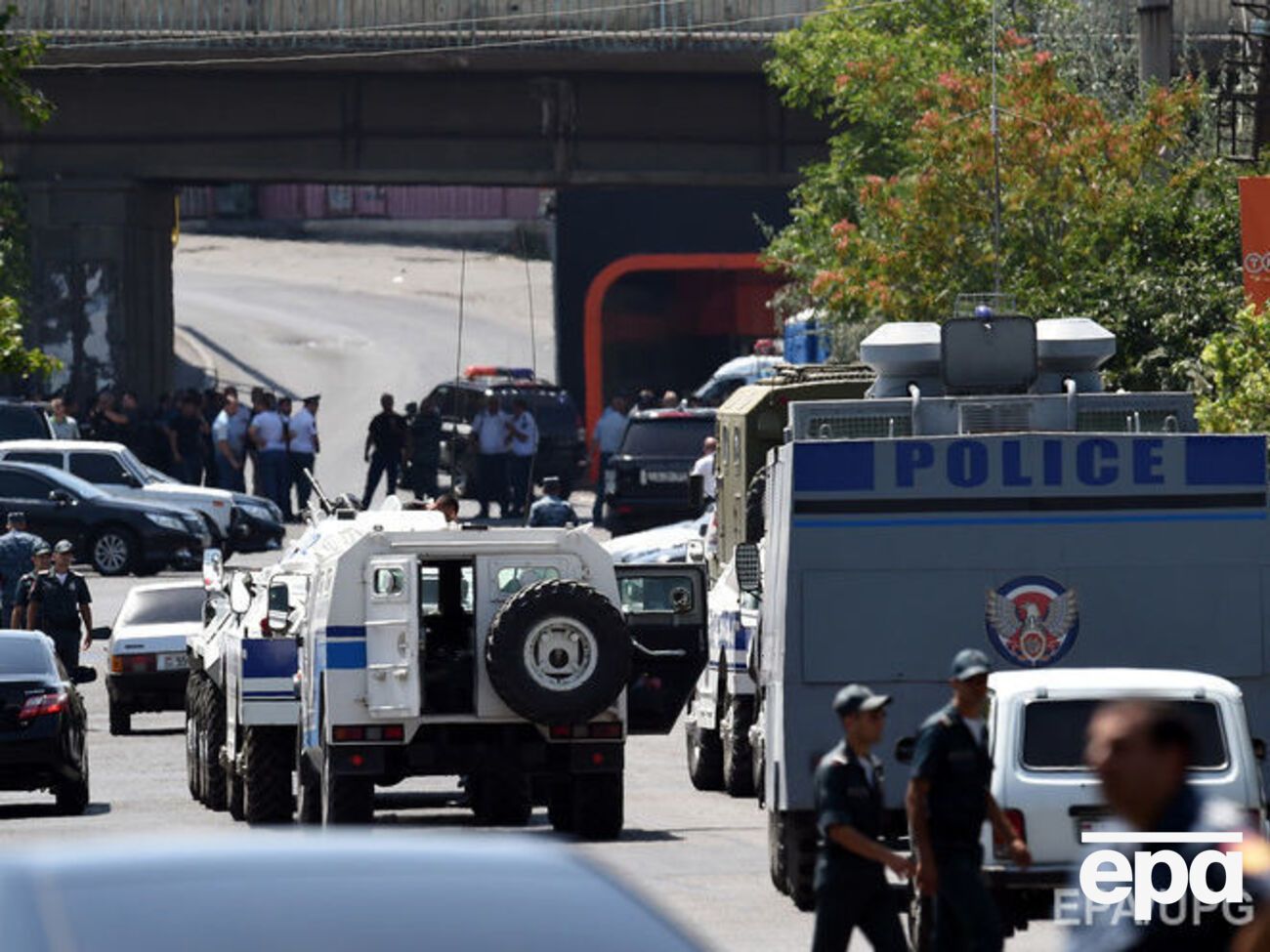 В Ереване из захваченного здания полиции освободили еще пятерых заложников