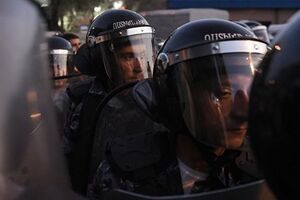 В Ереване начались столкновения полиции и сторонников оппозиционера Сефиляна