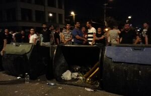 Митингующие придвинули баррикады из мусорных баков ближе к полицейскому кордону