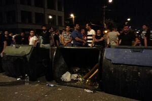 Митингующие придвинули баррикады из мусорных баков ближе к полицейскому кордону