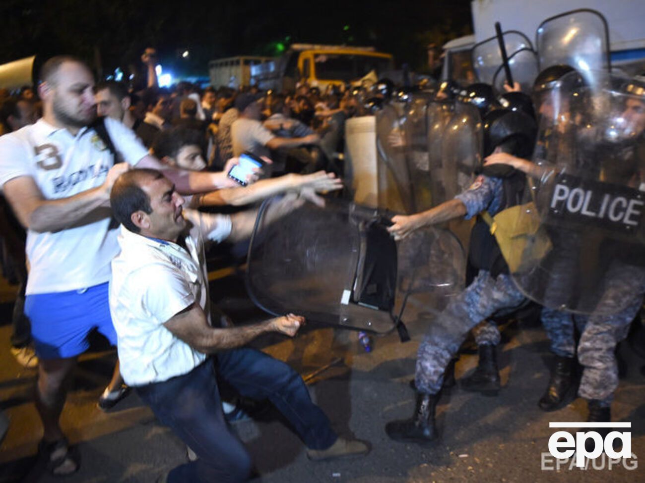 Полиция разогнала протестующих в Ереване