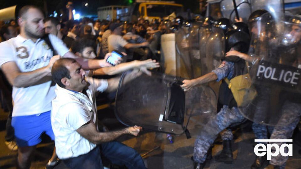Полиция разогнала протестующих в Ереване