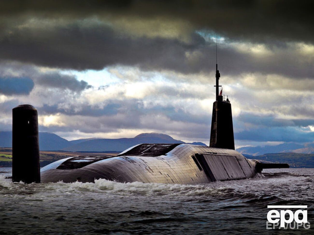 Подлодка задела корабль во время погружения