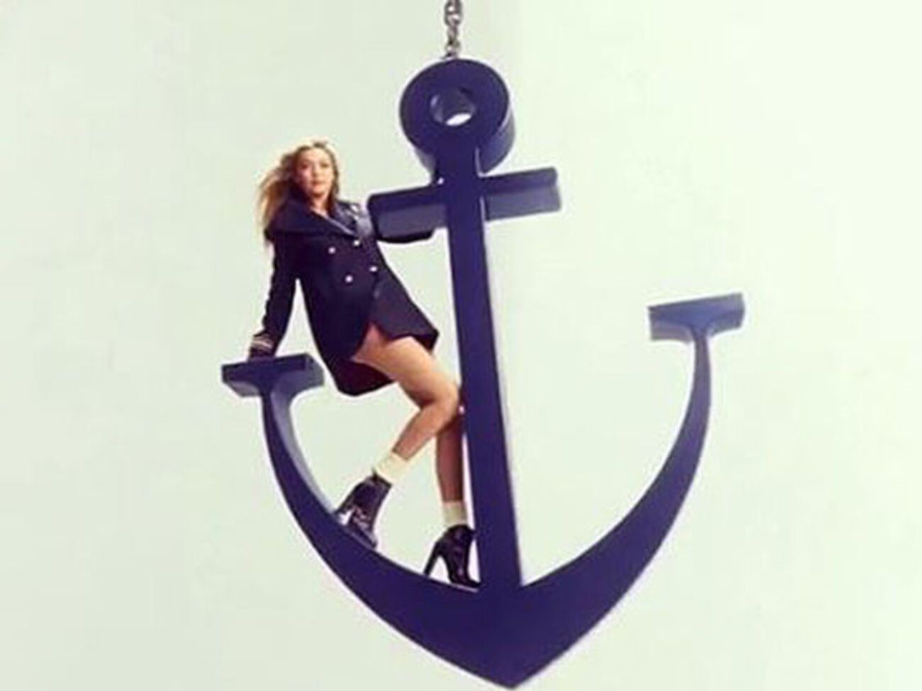 Хадид предстала в ролике в образе капитана судна