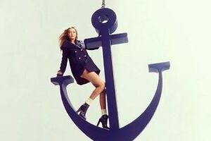 Хадид предстала в ролике в образе капитана судна