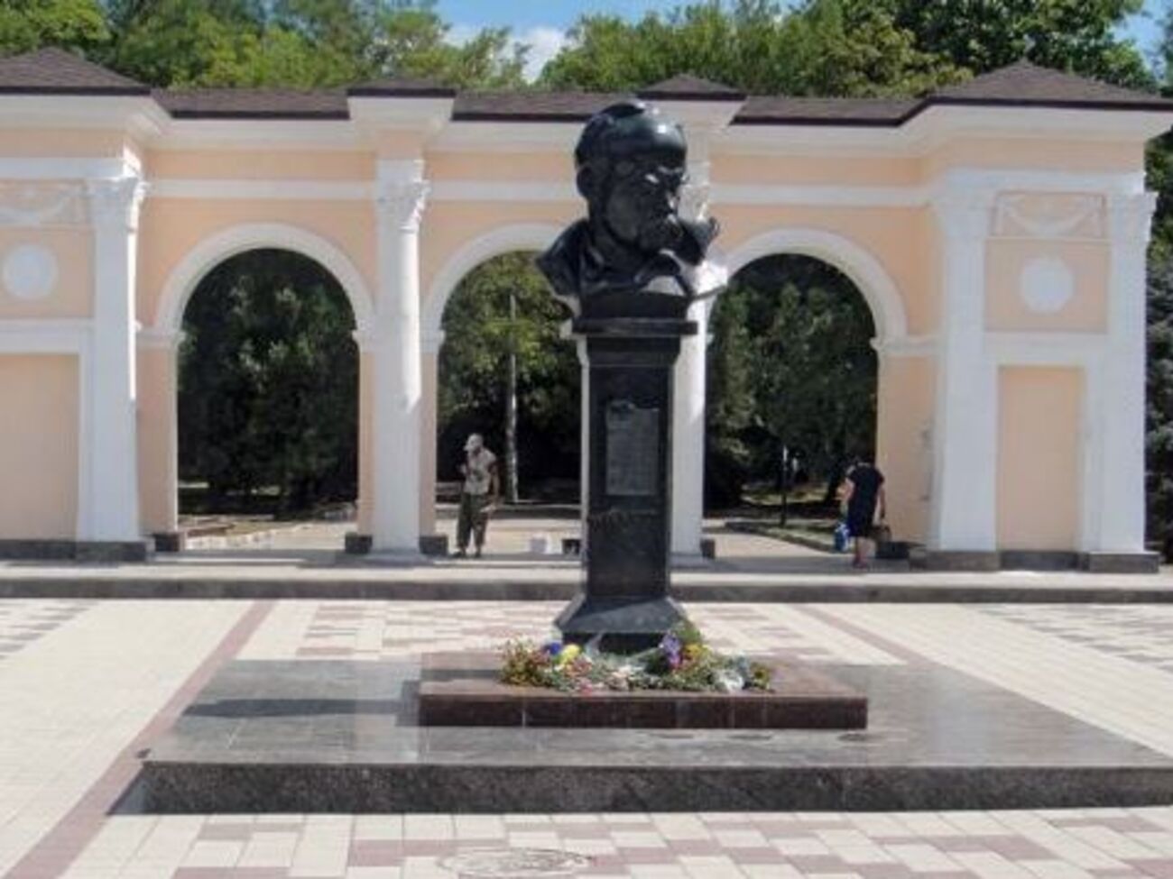 Неизвестные написали на памятнике Шевченко "Слава Украине"