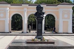 Неизвестные написали на памятнике Шевченко "Слава Украине"