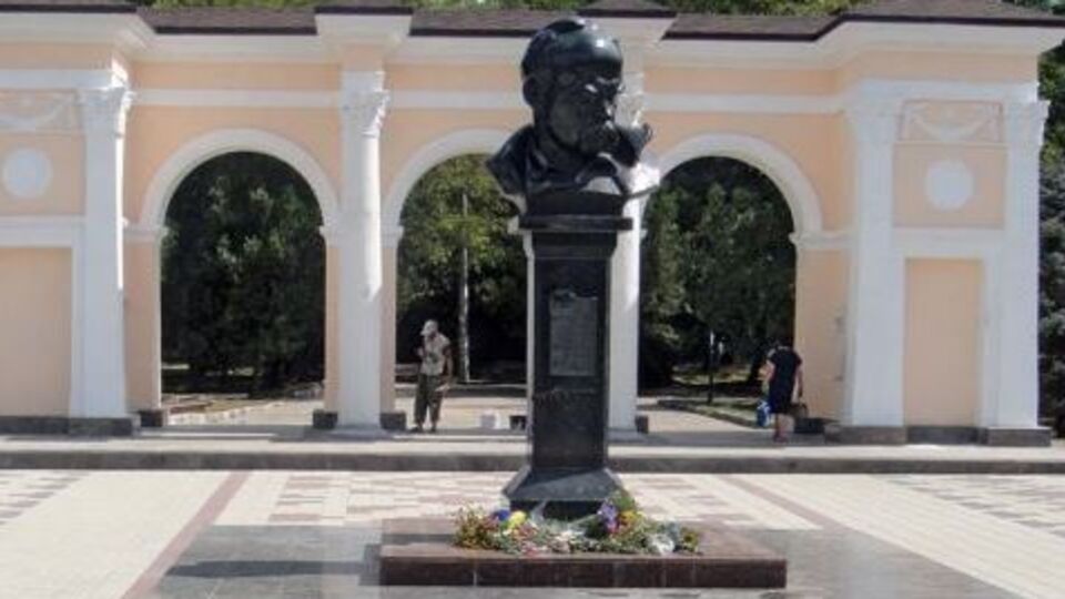 Неизвестные написали на памятнике Шевченко "Слава Украине"
