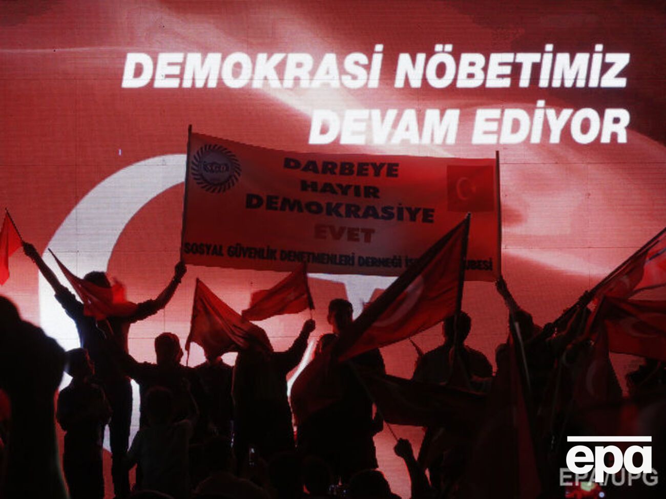 20 июля в Стамбуле состоялся митинг в поддержку властей: "Перевороту &ndash; нет, демократии &ndash; да"