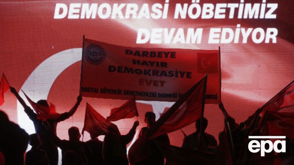 20 июля в Стамбуле состоялся митинг в поддержку властей: "Перевороту – нет, демократии – да"