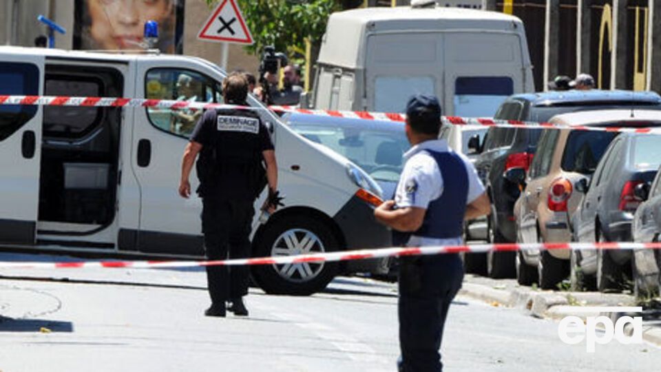 Полиция предполагает, что подозреваемые могли снабдить убийцу оружием