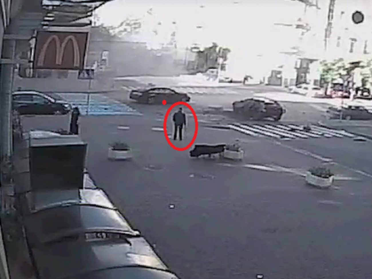 Красным обведен мужчина, показавшийся эксперту подозрительным