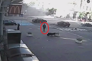 Красным обведен мужчина, показавшийся эксперту подозрительным