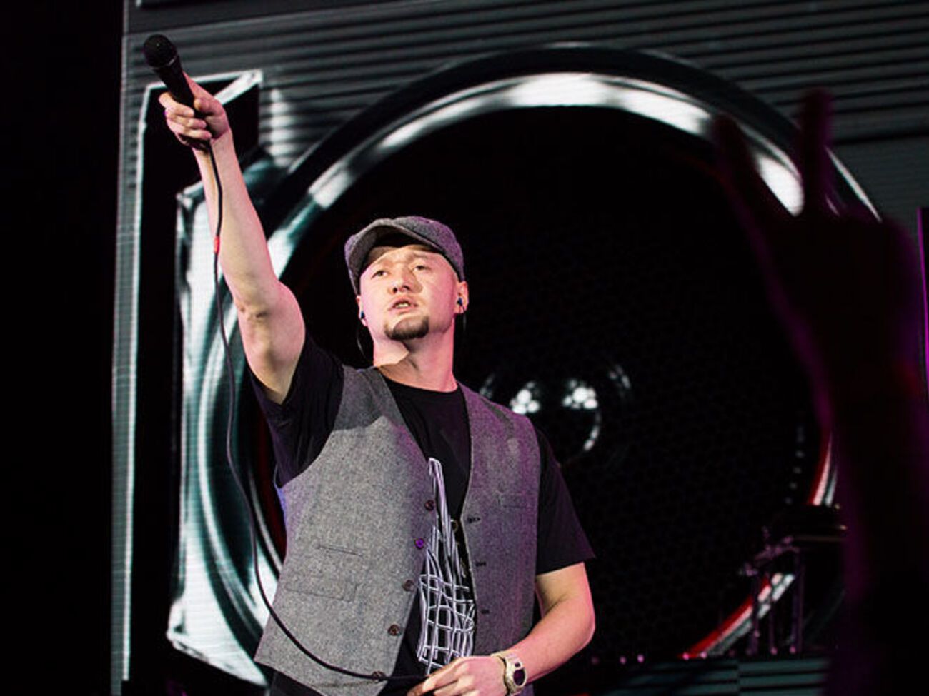 Хлывнюк: Перед вами стрит-видео, в котором удачно совмещаются наши опухшие лица, машины с разбитыми зеркалами, танцующие девушки, пикник на обочине, татуировки и скейтбординг и концерты