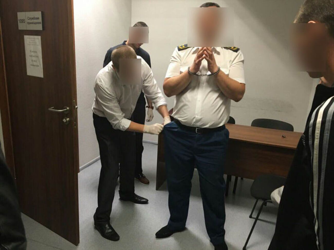 Сотрудника аэропорта задержали сразу после получения взятки