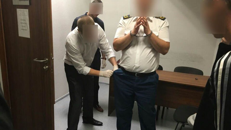 Сотрудника аэропорта задержали сразу после получения взятки